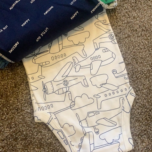 Carter’s Baby boy onesie set - Picture 5 of 5